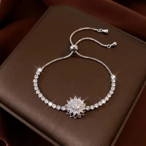 Elegante pulsera deslizante de girasol de circonita cúbica plateada, brillante.