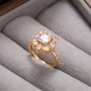 Primer plano detallado de un anillo brillante de circonita cúbica dorada, elegante.