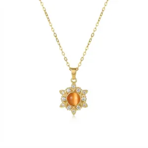 Collar en tono dorado con colgante de flor de piedra ojo de gato naranja y circonitas cúbicas.