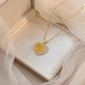 Goldfarbene Herz-Halskette mit funkelnden Zirkoniasteinen und eleganter Kette für Damen.