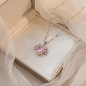 Detailaufnahme der exquisiten Halskette mit rosa Zirkonia-Herzanhänger auf Stoff.