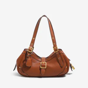 Elegante bolso de hombro marrón para mujer, bolso de moto moderno con hebillas.