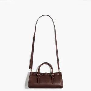 Braune Handtasche mit Schnallendetail, verstellbarem Schultergurt und praktischen Griffen.