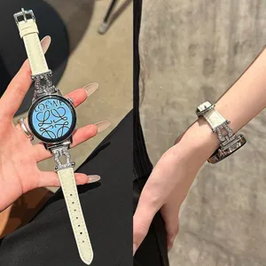 Luxe wit lederen horlogeband met diamant hoefijzergesp en blauwe gemerkte wijzerplaat.