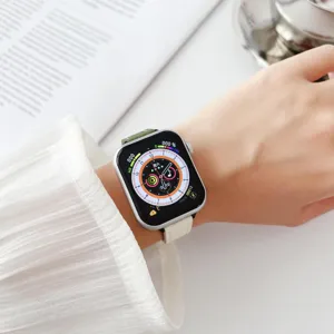 Vista dettagliata del cinturino bicolore in vera pelle con trama litchi per Apple Watch.