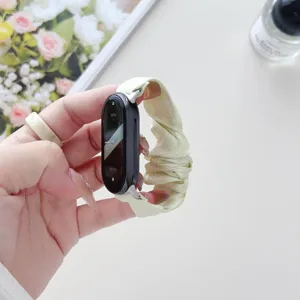 Ersatz Chiffon Scrunchie Armband fuer Xiaomi Band 8, stilvolles weiches Stoffarmband Detail.