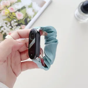 Detailansicht des hellblauen Chiffon-Scrunchie-Ersatzarmbands, glatte Seidenstoff-Textur.