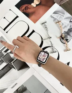 Detailansicht des luxuriösen Metallketten Apple Watch Armbands, elegantes Armbanddesign.