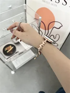 Nahaufnahme des roségoldenen Metall-Wellenarmbands für Apple Watch, elegantes Armband.
