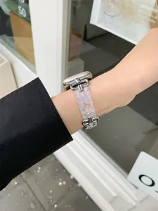 Gedetailleerde close-up van de hars en metalen horlogeband om de pols, elegante afwerking.