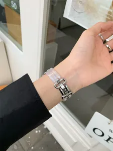 Horlogeband van hars en metalen ketting compatibel met Apple Watch stijlvolle accessoire.