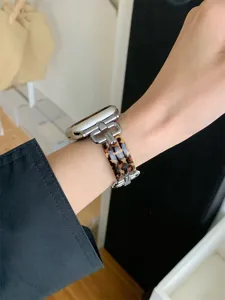 Hars en metaal horlogeband vervanging compatibel met Apple Watch, stijlvol pols accessoire.