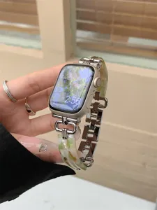 Gedetailleerd overzicht van hars en metalen horlogeband met uitstekend vakmanschap en design.