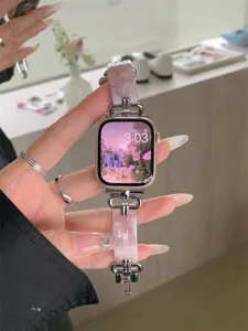 Detail van roze hars en metalen schakelband voor Apple Watch, stijlvolle vervanging.