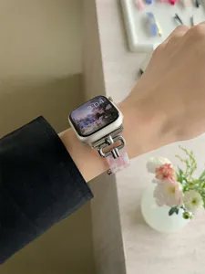 Gedetailleerd overzicht van roze hars en zilver metalen horlogeband voor Apple Watch.