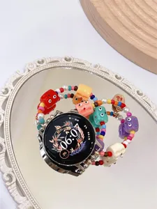 Gedetailleerde close-up van de kleurrijke kralen smartwatch band met schattige monstertjes.