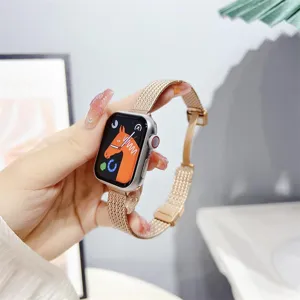 Primo piano dettagliato del cinturino per orologio in metallo starlight con fibbia.