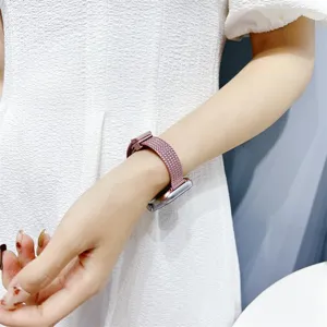 Cinturino di ricambio in metallo compatibile con Apple Watch con comoda chiusura magnetica.
