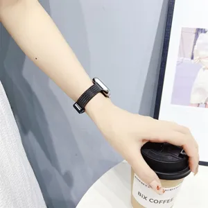 Dettaglio del cinturino in metallo nero con fibbia magnetica compatibile con smartwatch.