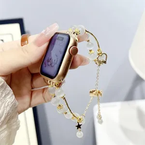 Detailopname van een elegante kralen metalen horlogeband compatibel met Apple Watch.