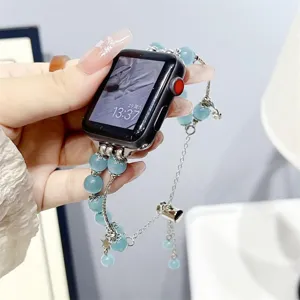 Kralen metalen horlogeband met lelietje-van-dalen bedel, geschikt voor Apple Watch detailweergave.