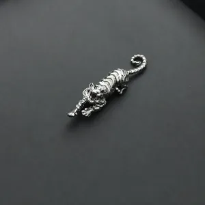 Ciondolo tigre in lega colore argento ciondolo accessorio gioielli circa 67mm per collana