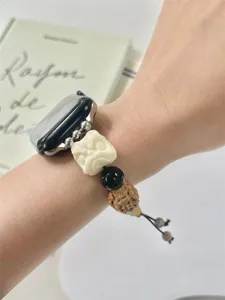 Detailopname van de smartwatch horlogeband met uitgesneden leeuwenkop in Chinese stijl.