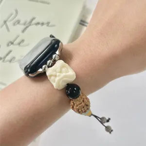 Chinese stijl kraal Apple Watch bandje met leeuw snijwerk en zaden gedragen om de pols.