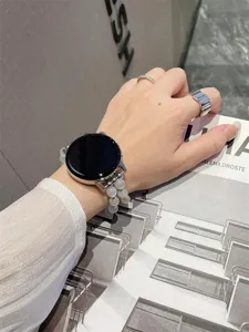 Detailfoto de elegante kralen-smartwatch-vervangingsband met witte kattenoogstenen.