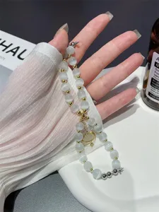 Gedetailleerd overzicht van een kattenogen kralen smartwatch armband, stijlvol sieradenontwerp.