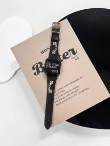 Cinturino in pelle nera vintage con catena dorata per Apple Watch, elegante accessorio retrò.