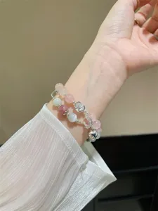 Vue détaillée du bracelet de remplacement perlé tendance avec de charmants pendentifs lune.