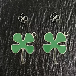 Vierblaettrige Kleeblatt Metall Anhaenger DIY Schluesselanhanger Set aus vier Stueck.