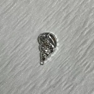Vue détaillée d'un pendentif coquillage argenté accessoire bijoux DIY pour collier bracelet.