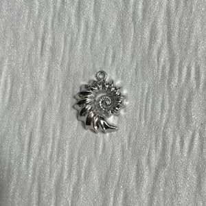 Pendentif breloque coquillage ammonite argenté pour fabrication bijoux DIY détail.