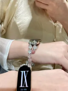 Bracelet de remplacement élégant en perles pour Xiaomi smart band avec de jolies breloques.