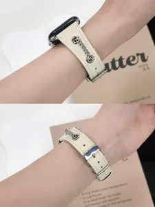 Cinturino in pelle beige per Apple Watch con dettaglio a catena, elegante cinturino.