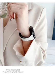 Detail view of genuine leather watch strap compatible with smartwatches 22mm, stylish and durable.