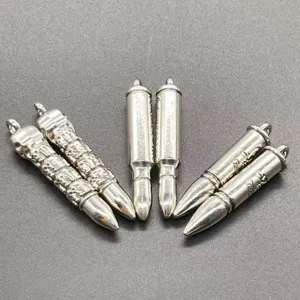 Détail de collier pendentif balle et tête de mort en alliage style punk gothique.