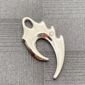 Colgante de metal plateado con diseño de llama y circonita, accesorio para hombre.