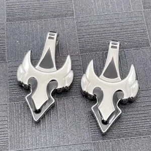 Detalle de primer plano del colgante de guerrero de aleación de metal, pulido.