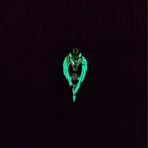 Glow in the dark wolf head pendant necklace, cool luminous animal jewelry accessory for daily wear
