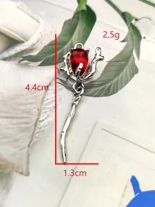Gros plan du pendentif rose en alliage argenté avec pierre précieuse rouge et mesures.
