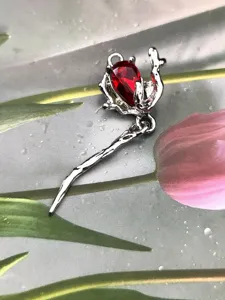 Pendentif en alliage de zinc avec gemme rouge collier accessoire de bijoux DIY pendentif épine.