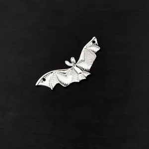 Pendentif chauve-souris en alliage argenté gros plan, accessoire bijoux DIY gothique.