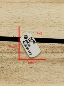 Gedetailleerd overzicht van een mini metalen labelhangertje met gegraveerde sjablonen.