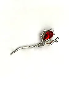 Détail pendentif larme cristal rouge, charme de branche de rose en alliage argenté.
