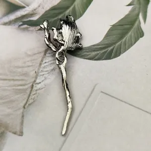 Pendentif fleur de rose en alliage de zinc vue arrière présentoir pour colliers.