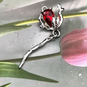 Pendentif rose en alliage de zinc avec gemme rouge accessoire de bijoux vue principale