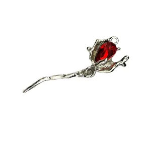 Pendentif branche de rose argenté minimaliste avec pierre précieuse rouge larme pour collier.